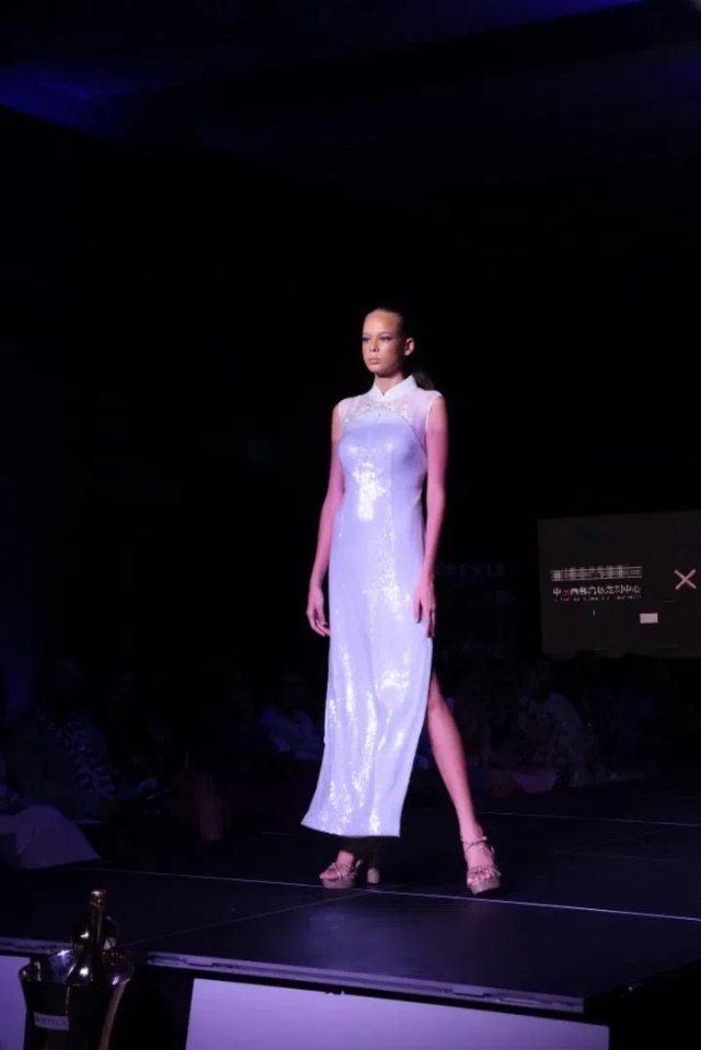 模特展示新中式禮服。顏李芳攝