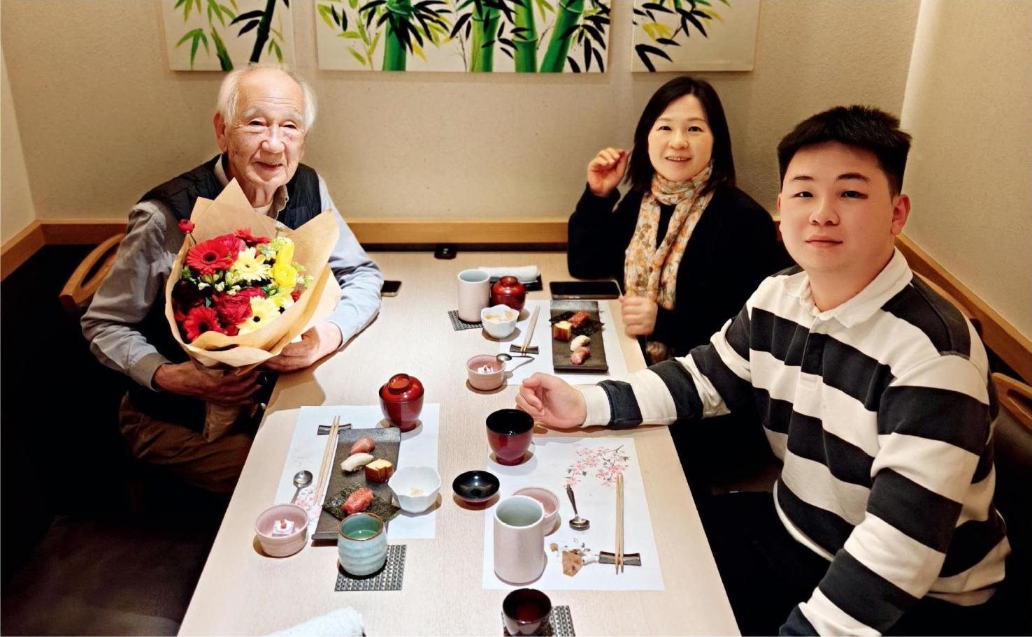 佐佐木俊一與彭林（中）、彭俊霖（右）在一起。