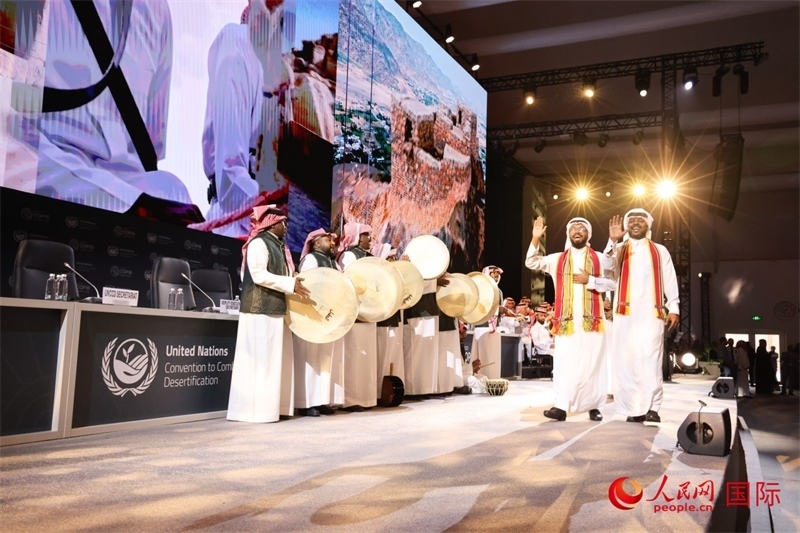 《聯(lián)合國(guó)防治荒漠化公約》第十六次締約方大會(huì)2日開幕。圖為開幕式表演。人民網(wǎng)記者任皓宇攝