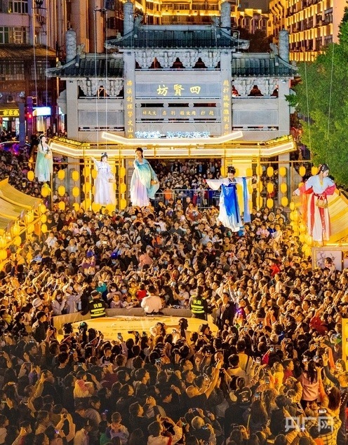 改造后的郁孤臺(tái)歷史文化街區(qū)流光溢彩，吸引游客沉浸式體驗(yàn)宋朝文化（央廣網(wǎng)發(fā) 胡中 攝）
