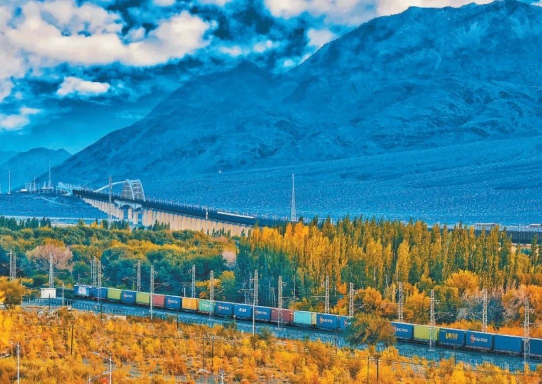 2013年，隨著共建“一帶一路”倡議提出，中歐班列應(yīng)運(yùn)而生。今年11月20日，第十萬列中歐班列正式出境。截至目前，中歐班列累計(jì)運(yùn)送貨物超1100萬標(biāo)箱、貨值超4200億美元，貨物品類達(dá)53大類5萬余種。圖為中歐班列行駛在新疆烏魯木齊達(dá)坂城濕地。擺風(fēng)亮 攝（新華社發(fā)）