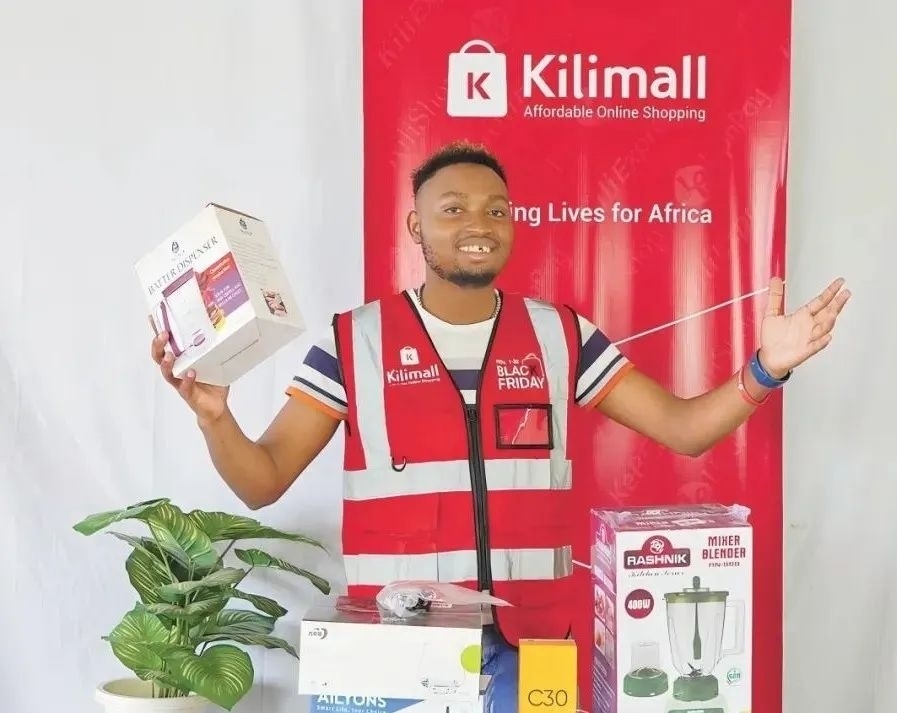 隨著“絲路電商”國際合作深入推進(jìn)，共建“一帶一路”國家雙多邊數(shù)字貿(mào)易規(guī)則對接不斷強(qiáng)化。借助“絲路電商”合作機(jī)制，肯尼亞主播迪克森·恩甘加在當(dāng)?shù)刂辈ж?。劉婉?攝（新華社發(fā)）