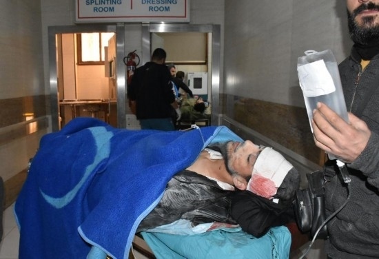 11月29日，在敘利亞阿勒頗，傷者被送往醫(yī)院接受治療。新華社發(fā)
