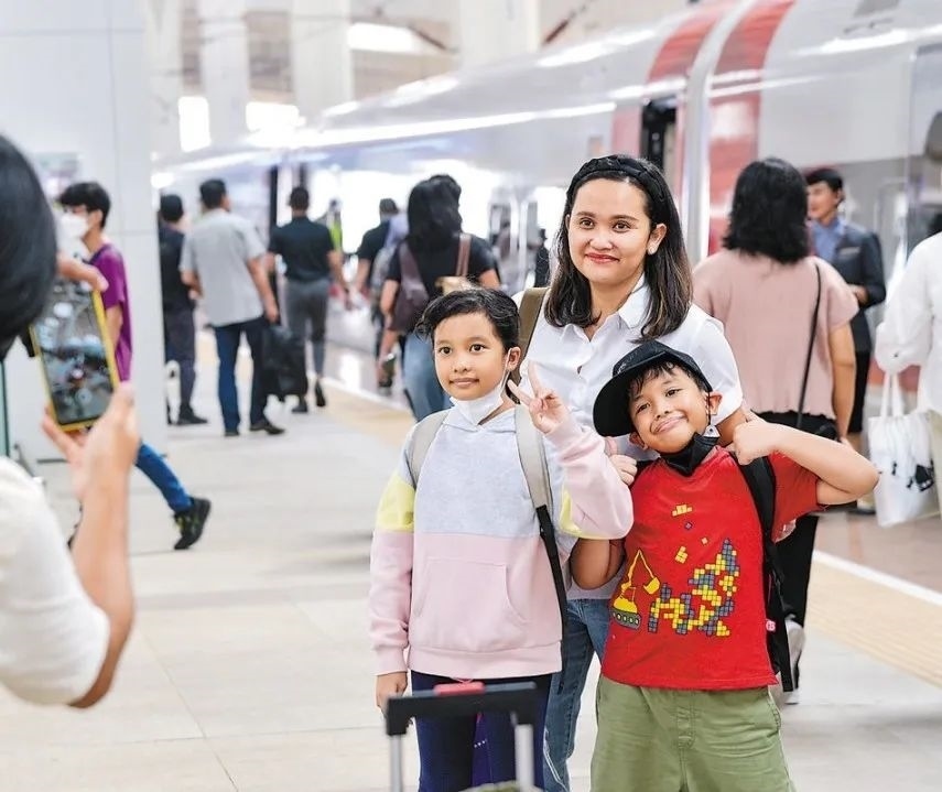 雅萬高鐵是我國在境外完成全過程勘察設(shè)計(jì)建設(shè)的首個(gè)高鐵項(xiàng)目，于去年10月17日正式開通運(yùn)營，是中印尼共建“一帶一路”合作的典范。圖為乘客在和雅萬高鐵動車組合影留念。新華社記者 徐欽 攝