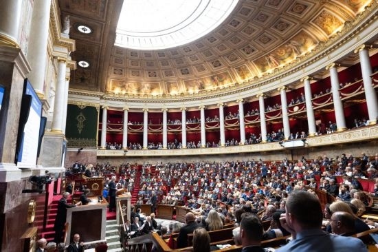 10月1日，法國總理巴尼耶在位于巴黎的法國國民議會發(fā)表演講。新華社發(fā)（杰克·陳攝）