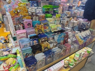 北京某文具店卡牌盲盒柜臺，未設(shè)相關(guān)提醒。人民網(wǎng)記者 黃鈺攝