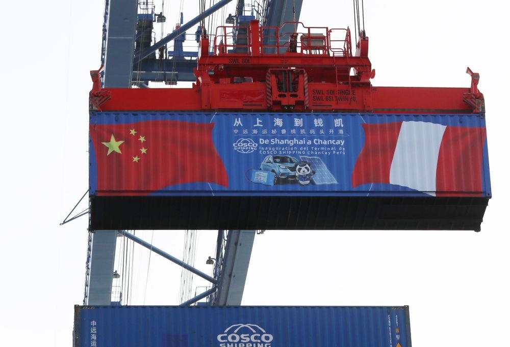 2024年11月14日，在秘魯首都利馬以北的錢凱港，岸邊智能化設(shè)備吊裝集裝箱。