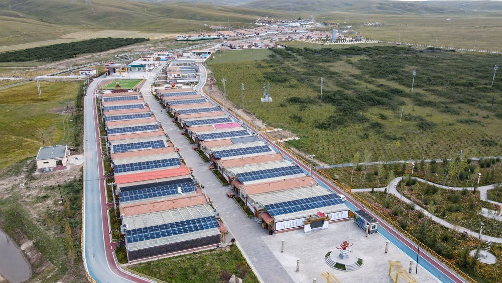 圖為9月24日拍攝的青海省海北藏族自治州剛察縣沙柳河鎮(zhèn)果洛藏貢麻村。（無人機照片）（潘彬彬 攝）