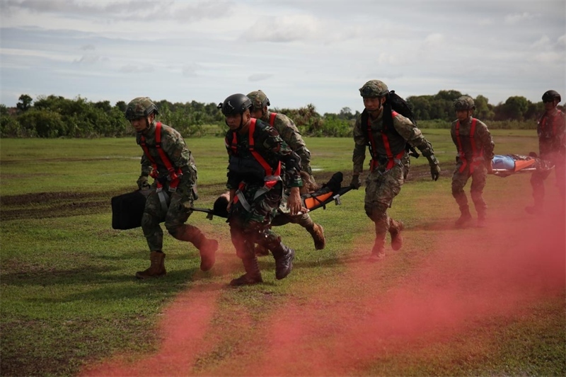 中印尼雙方空降兵隊(duì)員空降至指定地域后，迅速展開(kāi)“傷病員”救治和轉(zhuǎn)移。段江山攝