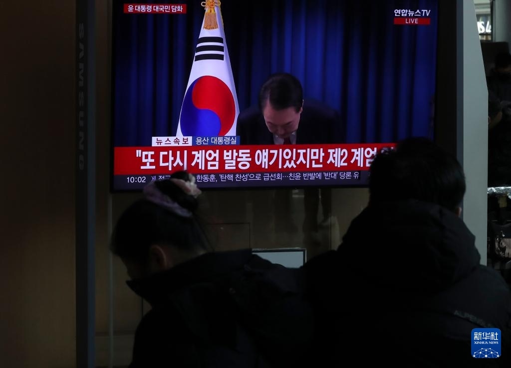 12月7日，在韓國首爾火車站，民眾觀看總統(tǒng)尹錫悅發(fā)表講話的電視畫面。新華社記者 姚琪琳 攝