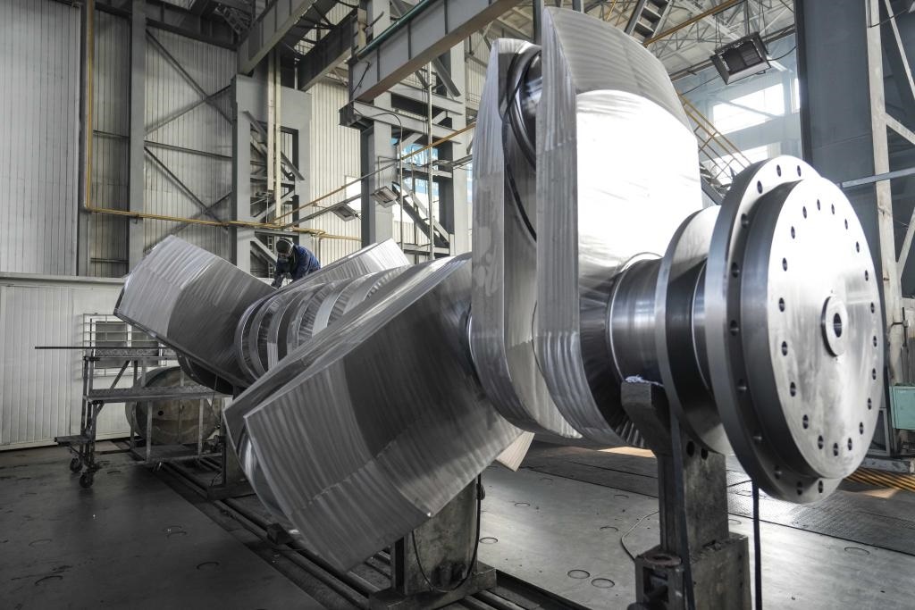 2024年1月11日，工人在大連華銳船用曲軸有限公司加工車間加工產(chǎn)品。新華社記者 潘昱龍 攝