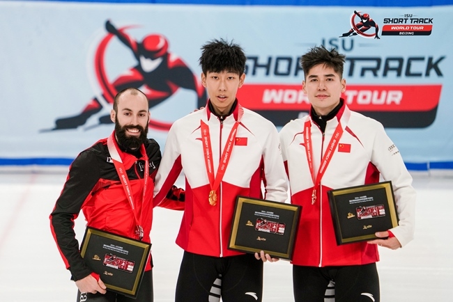 男子500米頒獎(jiǎng)儀式，中國選手孫龍(中)奪得冠軍，加拿大選手杜博伊斯(左)獲得亞軍，中國選手劉少昂獲得季軍。賽事組委會供圖