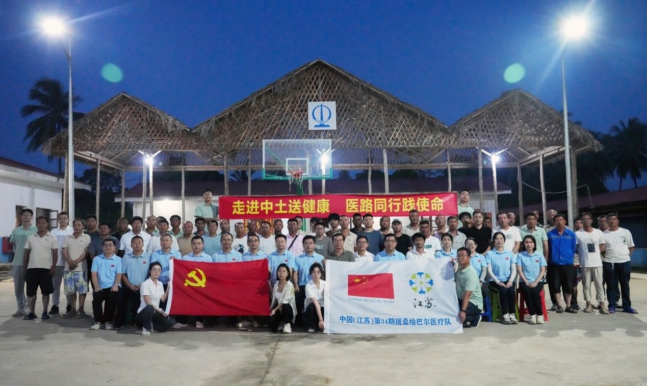 醫(yī)療隊(duì)與中土東非桑島分公司合影。中國(guó)土木供圖