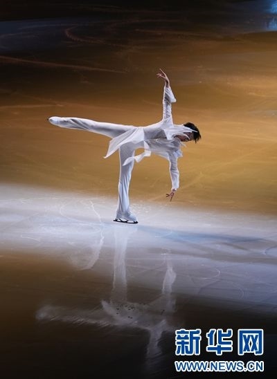 圖為羽生結(jié)弦在表演中。記者 錢錚 攝