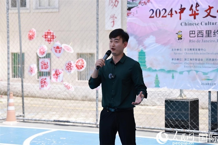 歌曲《故鄉(xiāng)的云》喚起了在外游子對(duì)故鄉(xiāng)的懷念。人民網(wǎng)記者 陳海琪攝