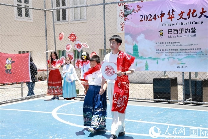 《SHOW美中華》通過(guò)國(guó)風(fēng)服飾走秀，將傳統(tǒng)文化與現(xiàn)代創(chuàng)意完美結(jié)合。人民網(wǎng)記者 陳海琪攝