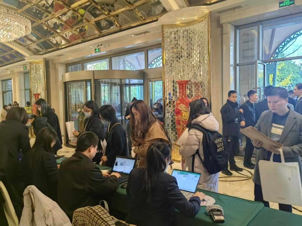 12月12日，第十批國家組織藥品集中帶量采購現(xiàn)場。新華社記者龔雯 攝