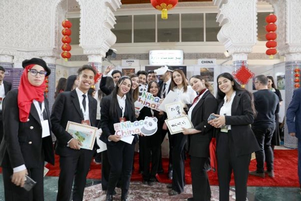 當(dāng)?shù)孛癖娛殖帧澳愫?！中國”手牌合影。拉巴特中國文化中心供圖