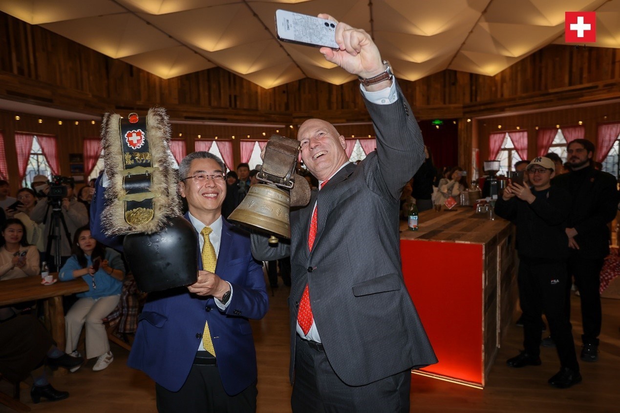 瑞士駐華大使白瑞誼與北京市西城區(qū)委副書記、代區(qū)長郅海杰搖響瑞士牛鈴，共同為小木屋揭幕。瑞士駐華大使館供圖