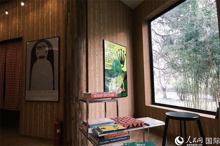 小木屋室內(nèi)一角體現(xiàn)出時(shí)尚簡約的瑞士元素。人民網(wǎng) 實(shí)習(xí)生黃睿攝