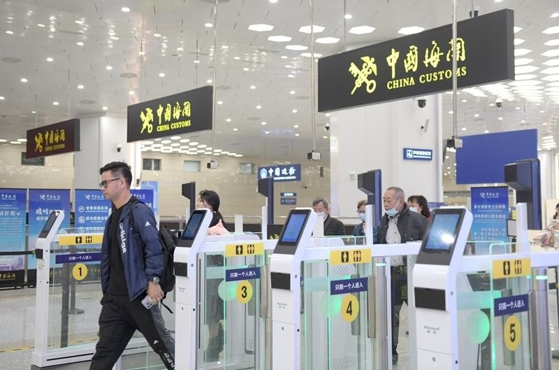 △2024年2月29日，旅客從橫琴口岸過關(guān)。