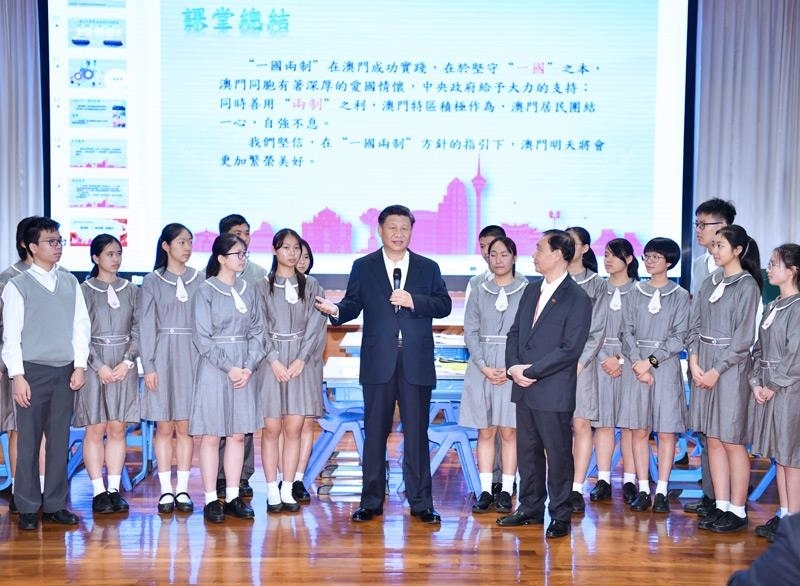 △2019年12月19日，在濠江中學(xué)附屬英才學(xué)校觀摩以“‘一國兩制’與澳門”為題的中國歷史公開課后，習(xí)近平主席走到學(xué)生中間即席發(fā)表重要講話。