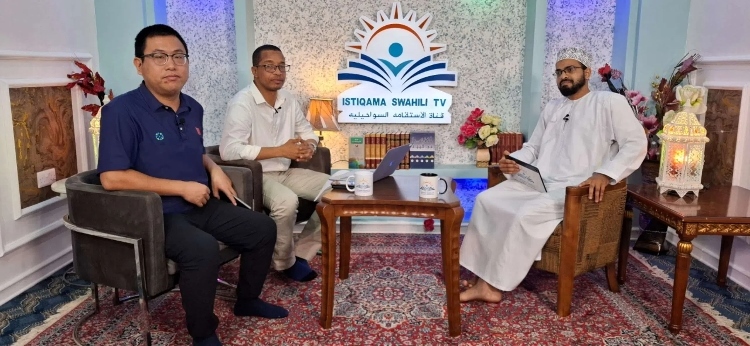 牛曉兵主任參與當(dāng)?shù)仉娨暸_(tái)訪談。中國援桑醫(yī)療隊(duì)供圖