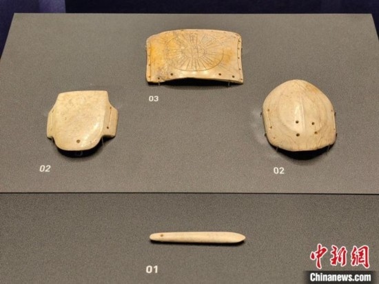 12月14日，“文明先鋒—凌家灘文化玉器展”在故宮博物院文華殿開(kāi)幕。圖為展覽現(xiàn)場(chǎng)的玉龜、玉版和玉簽。 中新社記者 應(yīng)妮 攝