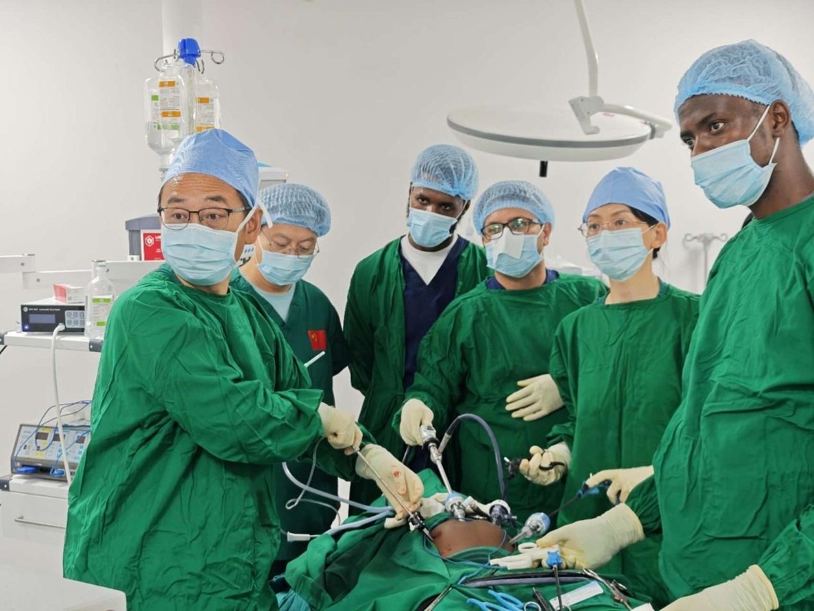中外醫(yī)師合作進(jìn)行腹腔鏡手術(shù)。中國(guó)援桑醫(yī)療隊(duì)供圖