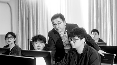 于濤教授對團(tuán)隊(duì)成員進(jìn)行技術(shù)指導(dǎo)。資料圖片