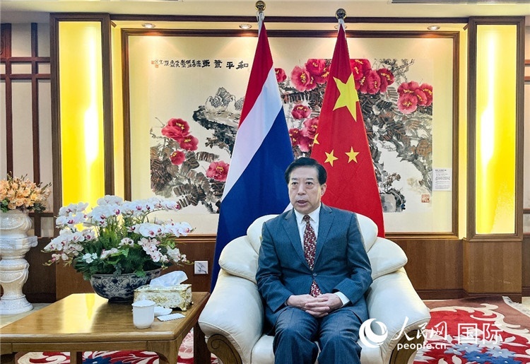 2024年12月10日，中國(guó)駐泰國(guó)大使韓志強(qiáng)在泰國(guó)曼谷接受中國(guó)—東盟中心（ACC）組織的“多彩東盟：2024年中國(guó)媒體東盟行”媒體團(tuán)采訪。人民網(wǎng)記者 羨江楠攝