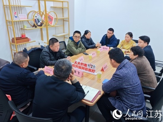 “紅興會(huì)客廳”，一場(chǎng)助企紓困協(xié)調(diào)會(huì)正在進(jìn)行。人民網(wǎng) 徐晨曦?cái)z