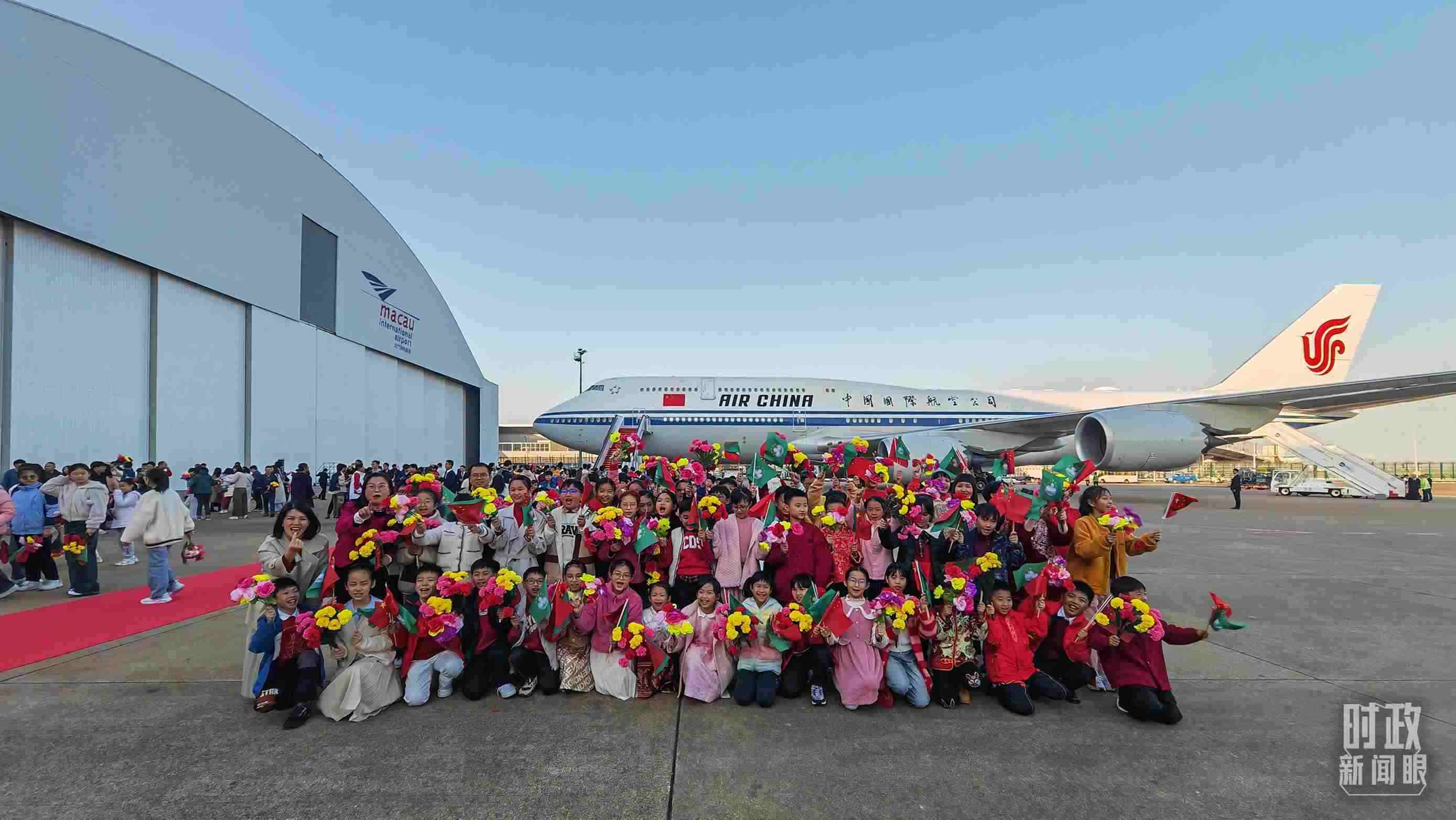△歡迎儀式后，歡迎人群合影留念。（總臺央視記者劉琦拍攝）