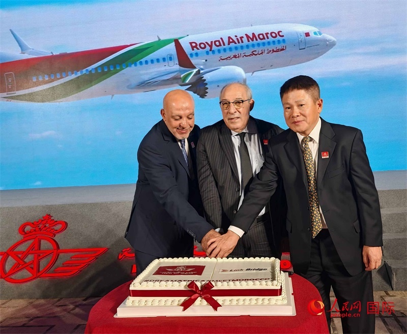 中摩雙方嘉賓共同切蛋糕，慶祝兩國直飛復(fù)航。人民網(wǎng)記者 李琰攝