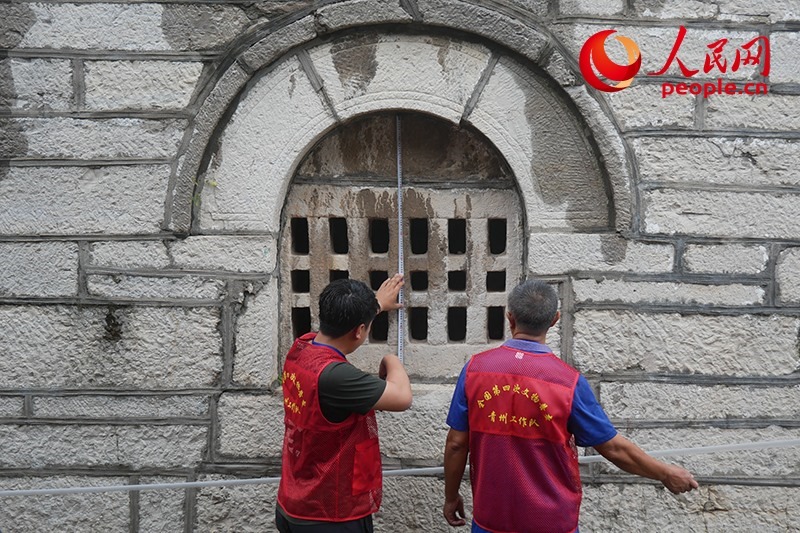 9月14日，山東青州，文物普查隊員正在實地調(diào)查。人民網(wǎng)記者 韋衍行攝