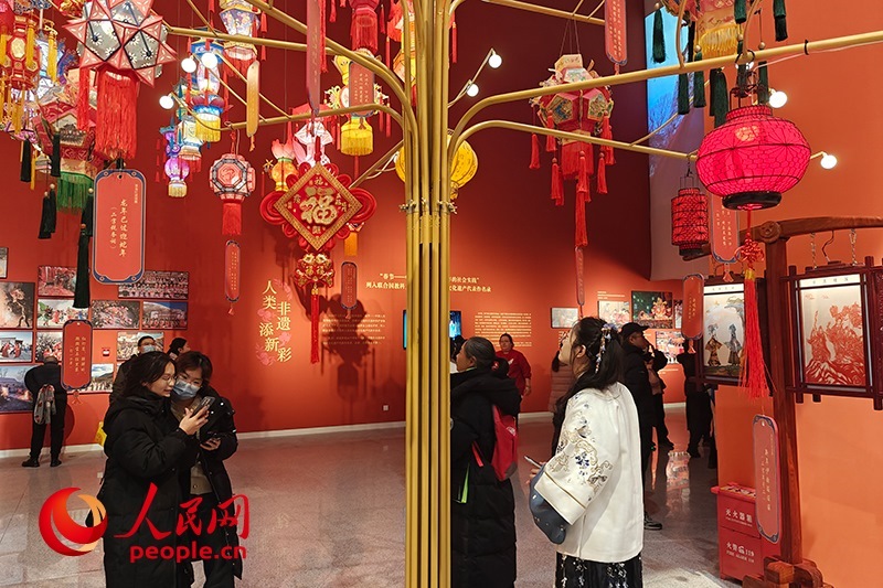 12月21日，觀眾正在參觀“過年——春節(jié)主題展”。人民網(wǎng)記者 韋衍行攝