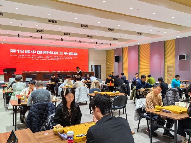 棋手在比賽中。人民網(wǎng)記者 李乃妍攝