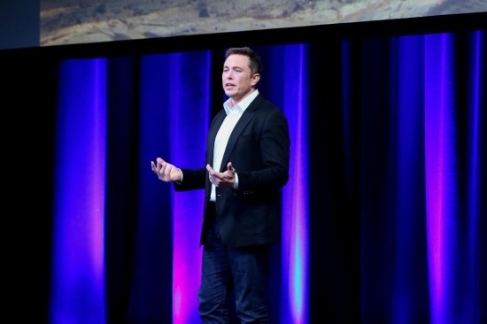  2017年9月29日，在澳大利亞阿德萊德，美國企業(yè)家埃隆·馬斯克在第68屆國際宇航大會閉幕式前做主旨演講。新華社發(fā)（閆寒?dāng)z）