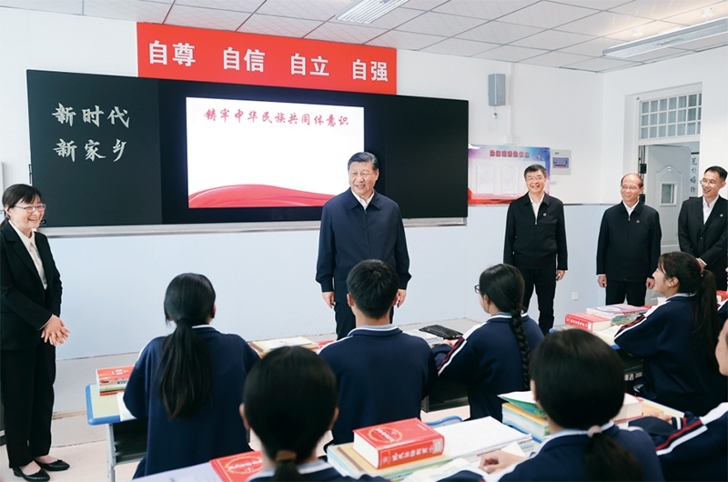 2024年6月18日至19日，中共中央總書記、國(guó)家主席、中央軍委主席習(xí)近平在青海考察。這是18日下午，習(xí)近平在果洛西寧民族中學(xué)高一（1）班觀摩“新時(shí)代、新家鄉(xiāng)”主題思政課。 新華社記者 鞠鵬/攝