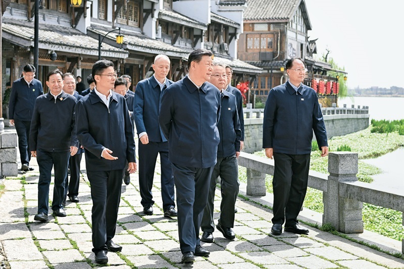 2024年3月18日至21日，中共中央總書記、國(guó)家主席、中央軍委主席習(xí)近平在湖南考察。這是19日上午，習(xí)近平在常德河街考察。 新華社記者 謝環(huán)馳/攝