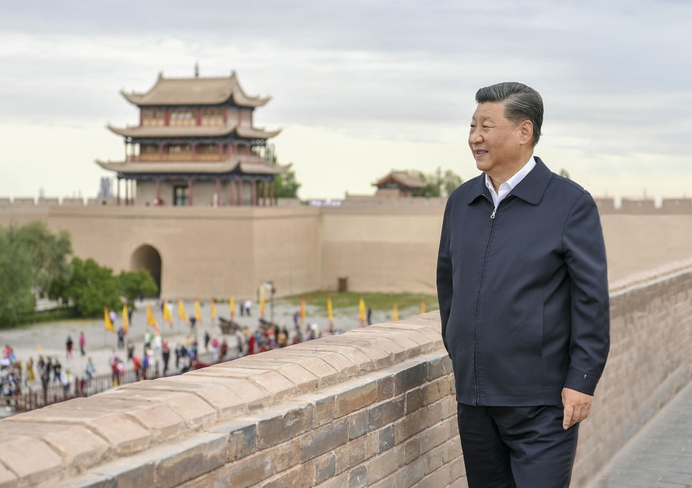 2019年8月20日上午，習(xí)近平總書記來(lái)到嘉峪關(guān)關(guān)城，登上城樓察看關(guān)城整體面貌，聽取河西走廊長(zhǎng)城、關(guān)隘歷史文化情況介紹。新華社記者 謝環(huán)馳 攝