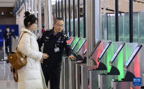 1月2日，大興機(jī)場(chǎng)邊檢站警察指導(dǎo)旅客使用自助出境設(shè)備。新華社記者 李欣 攝