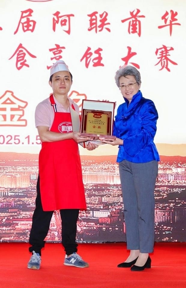 中國駐迪拜總領(lǐng)事歐渤芊（右）為金獎獲得者頒獎。主辦方供圖