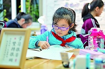 在河南洛陽市澗西區(qū)長安路街道長安路二社區(qū)共享自習室內(nèi)，孩子們在學習。李衛(wèi)超攝/光明圖片