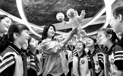 河北省邯鄲市邯山區(qū)實(shí)驗(yàn)小學(xué)老師向?qū)W生們介紹航空航天知識(shí)。郝群英攝/光明圖片