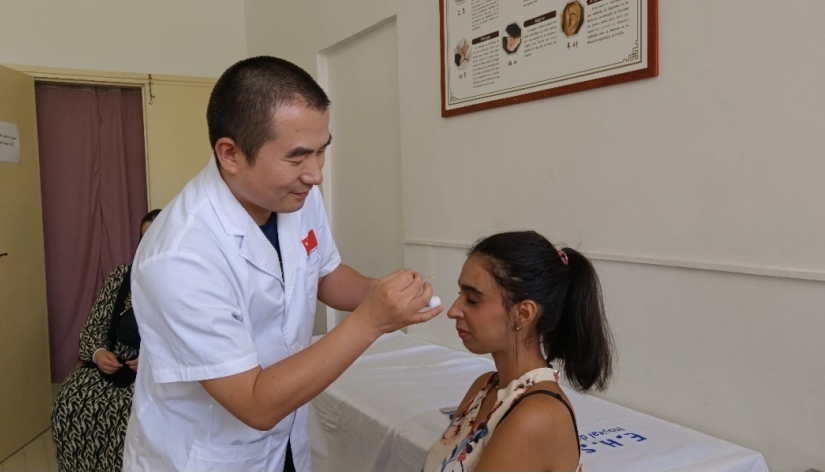 中國醫(yī)生為患者針灸治療。中國援阿爾及利亞醫(yī)療隊(duì)供圖