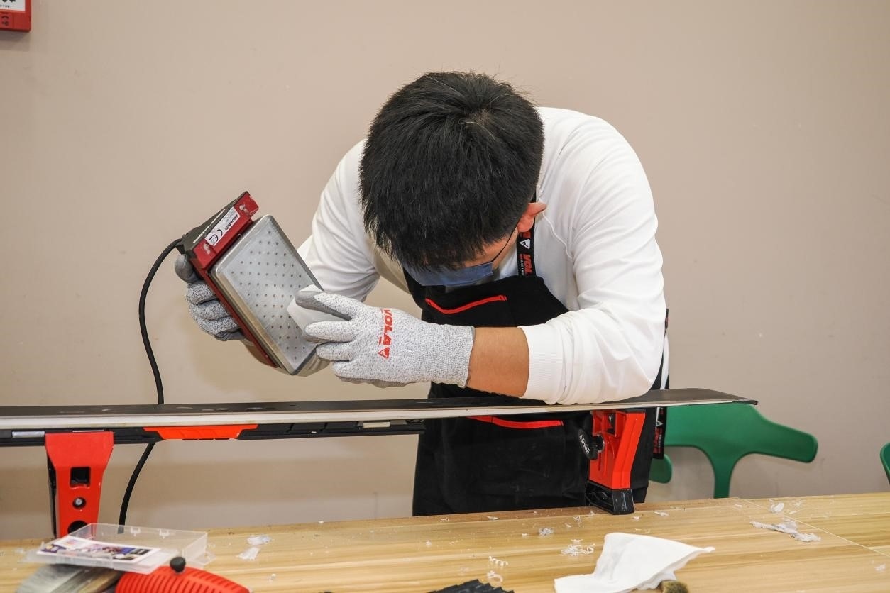 米嘉軒正在給雪板打蠟。受訪者供圖