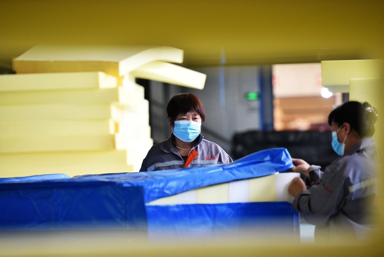 定州市某公司生產(chǎn)的短道速滑防護(hù)墊、速度滑冰防護(hù)墊、雪上防護(hù)墊等產(chǎn)品。白永民攝