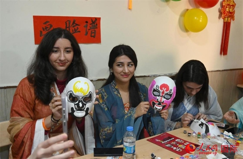 畫臉譜。人民網(wǎng)伊納斯·易卜拉欣攝