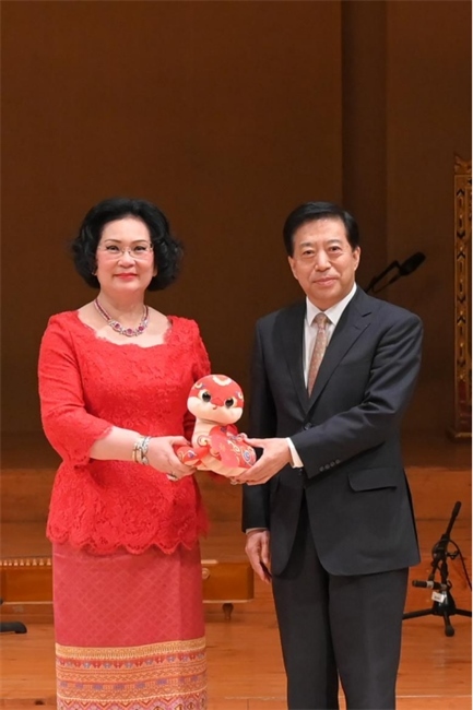 中國駐泰國大使韓志強(qiáng)與國際奧委會委員、泰國愛樂樂團(tuán)董事會主席坤仁帕塔瑪共同出席音樂會。主辦方供圖